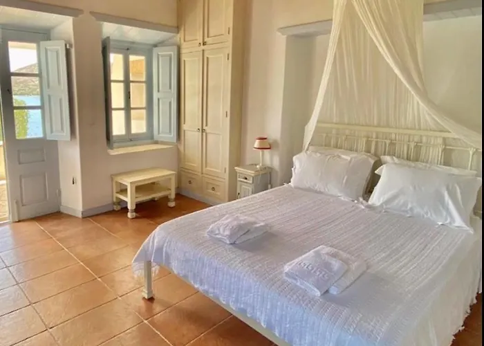 Apanemo Daire Grikos Bay (Patmos)